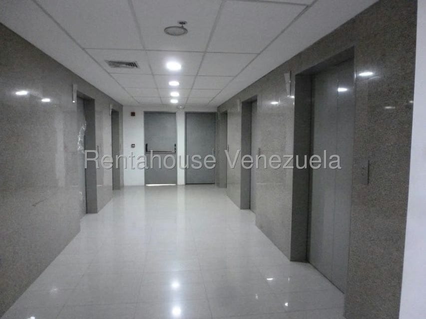 Comercial (Oficina) en Alquiler en Los Dos Caminos, Distrito Metropolitano - 7