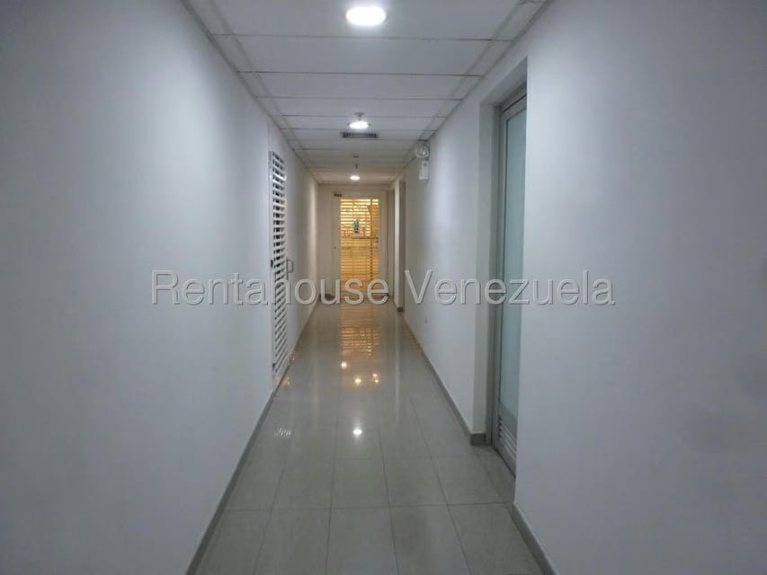 Comercial (Oficina) en Alquiler en Los Dos Caminos, Distrito Metropolitano - 8