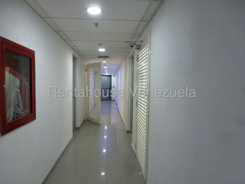 Comercial (Oficina) en Alquiler en Los Dos Caminos, Distrito Metropolitano - 9
