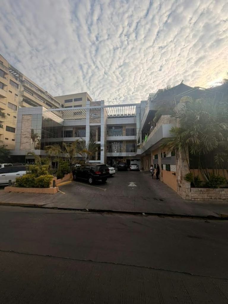 ALQUILER DE OFICINA COMERCIAL EN EL CENTRO COMERCIAL GREY PLAZA DE LECHERIA