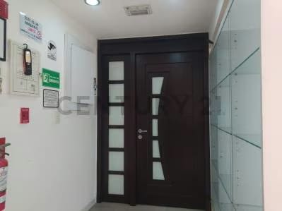 Amplia oficina con deposito en PB TC