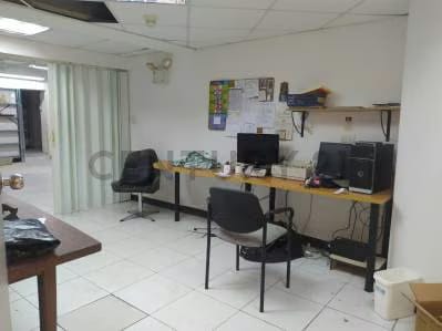 Amplia oficina con deposito en PB TC - 7