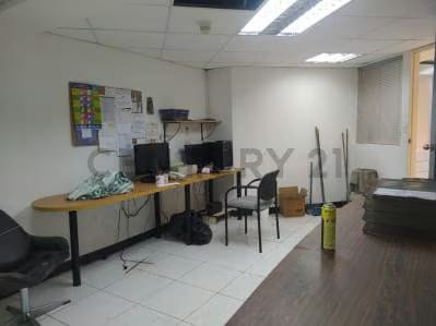 Amplia oficina con deposito en PB TC - 8