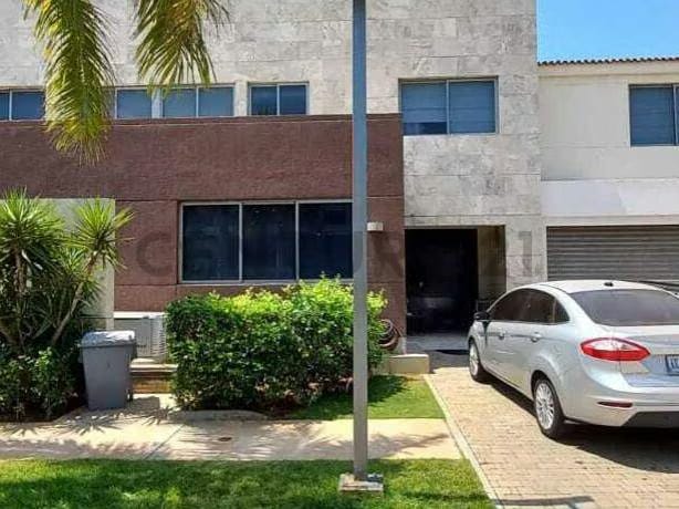 Amplia Casa en exclusivo complejo cerrado,av El Milagro Maracaibo