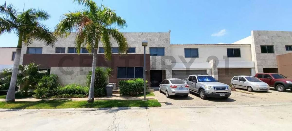 Amplia Casa en exclusivo complejo cerrado,av El Milagro Maracaibo - 2