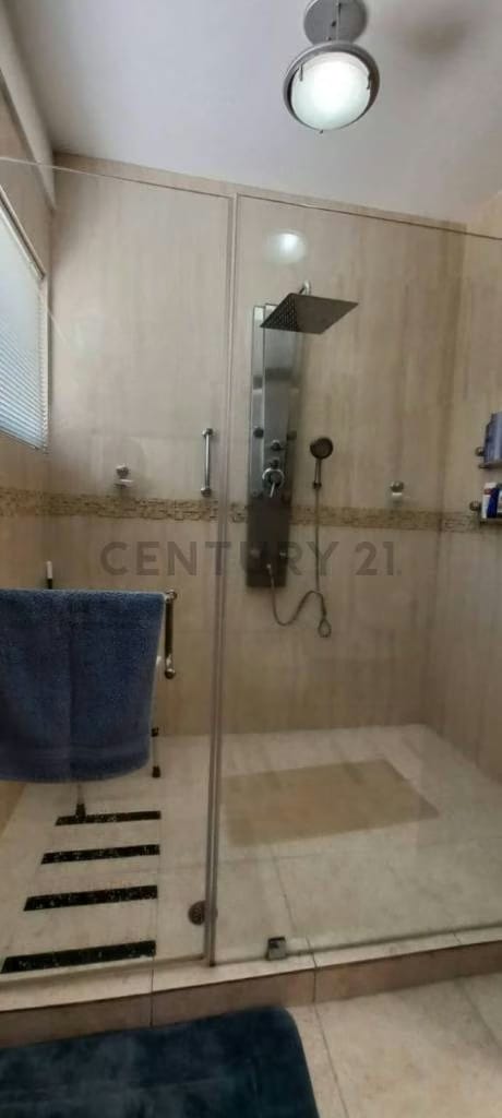 Amplia Casa en exclusivo complejo cerrado,av El Milagro Maracaibo - 16