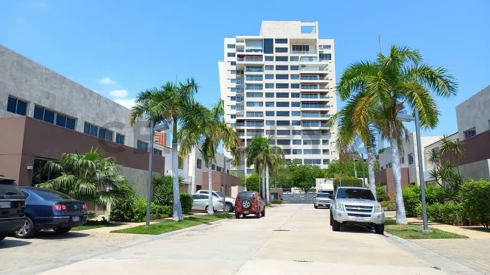 Amplia Casa en exclusivo complejo cerrado,av El Milagro Maracaibo - 3