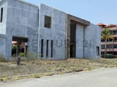 Amplia Casa en Construcción