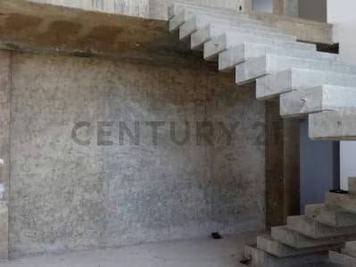 Amplia Casa en Construcción - 3