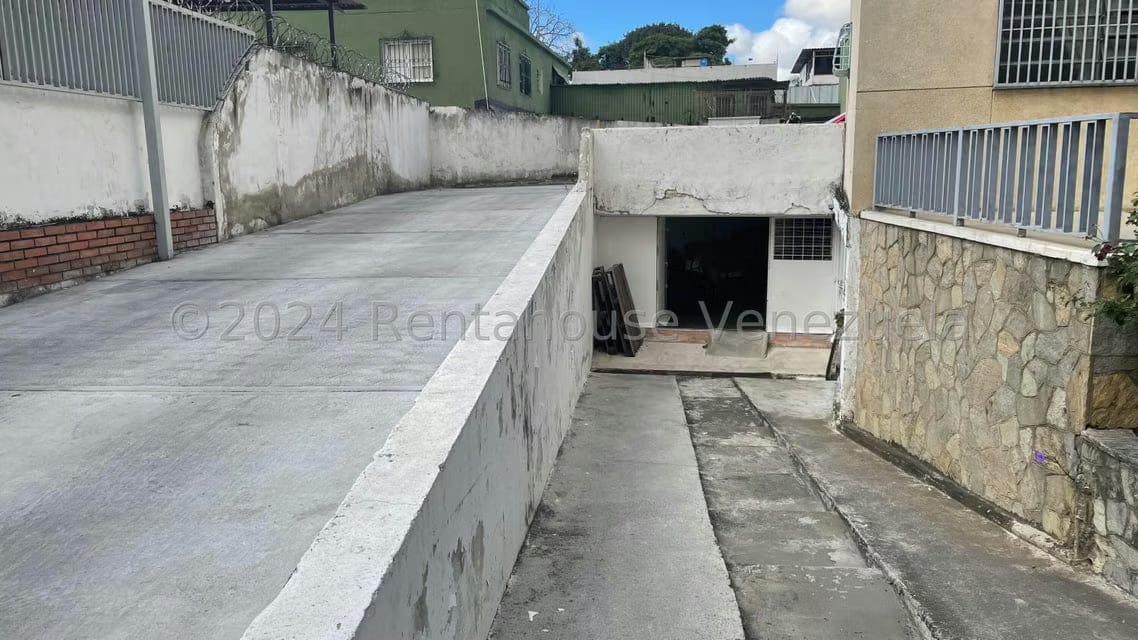 Comercial (Local Comercial) en Venta en Los Chaguaramos, Distrito Metropolitano - 2