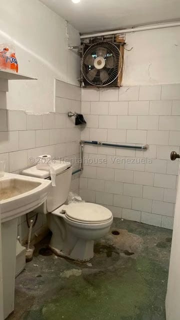 Comercial (Local Comercial) en Venta en Los Chaguaramos, Distrito Metropolitano - 9