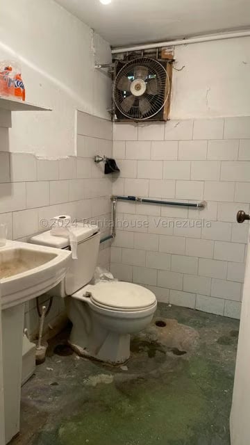 Comercial (Local Comercial) en Venta en Los Chaguaramos, Distrito Metropolitano - 9