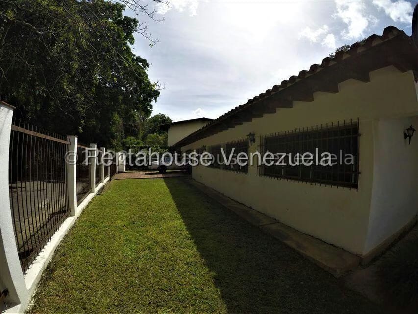 Casa (1 Nivel) en Venta en Prados del Este, Distrito Metropolitano - 2