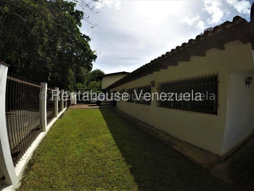 Casa (1 Nivel) en Venta en Prados del Este, Distrito Metropolitano - 2