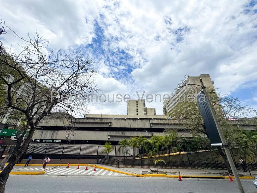 Comercial (Local Comercial) en Alquiler en Chuao, Distrito Metropolitano