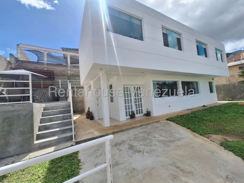 Casa (Multipes Niveles) en Venta en Lomas del Halcon, Distrito Metropolitano - 2