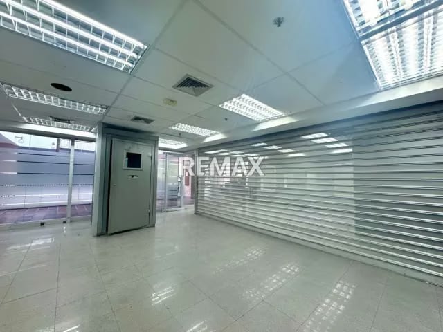 En venta amplio Local Comercial en Galerias Prados del Este 183M² - 7