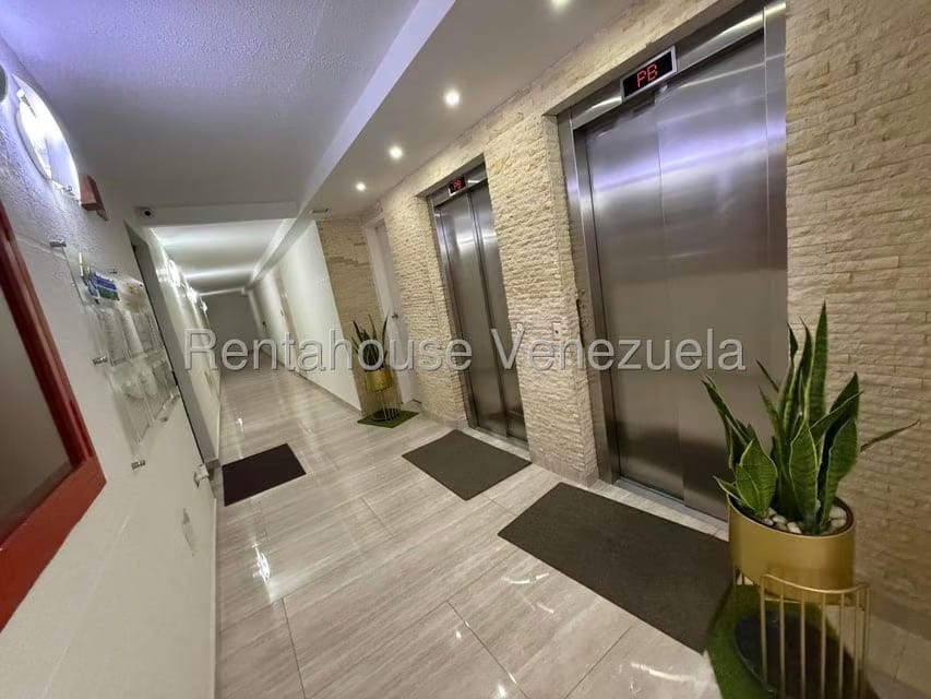 Apartamento (1 Nivel) en Alquiler en Los Naranjos Humboldt, Distrito Metropolitano - 2
