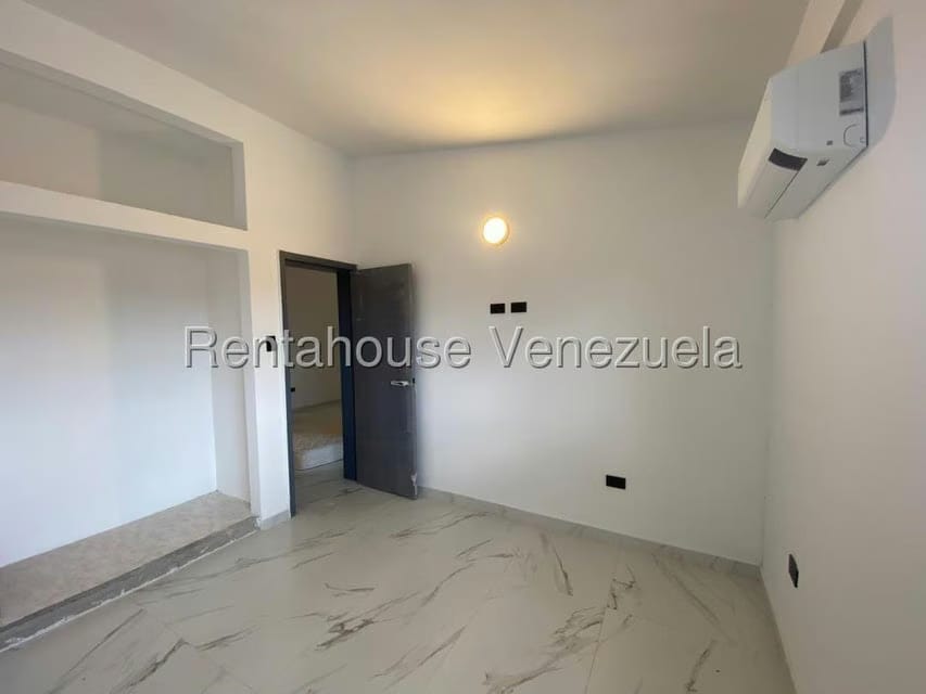 Casa (Duplex) en Venta en La Rosaleda, Lara - 28