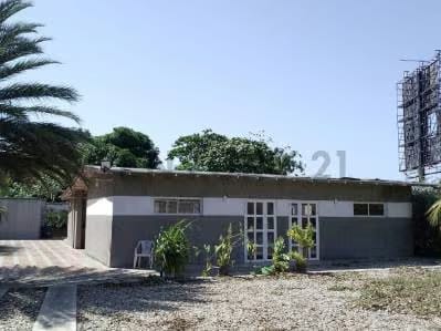 Terreno con locales comerciales - 5