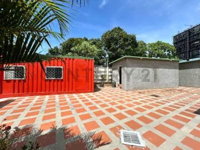 Terreno con locales comerciales - 8