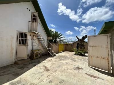 Terreno con locales comerciales - 9